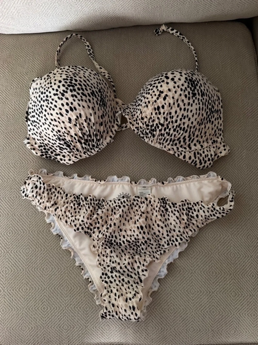 Hollister Bathing Suit - Great Condition - XL(36D/34DD) Top —— Medium Bottom